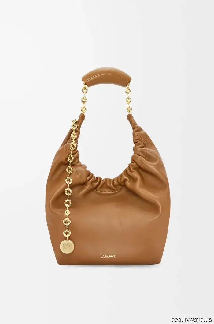 So che sei una persona di moda se indossi questo colore classico della borsa invece del nero.