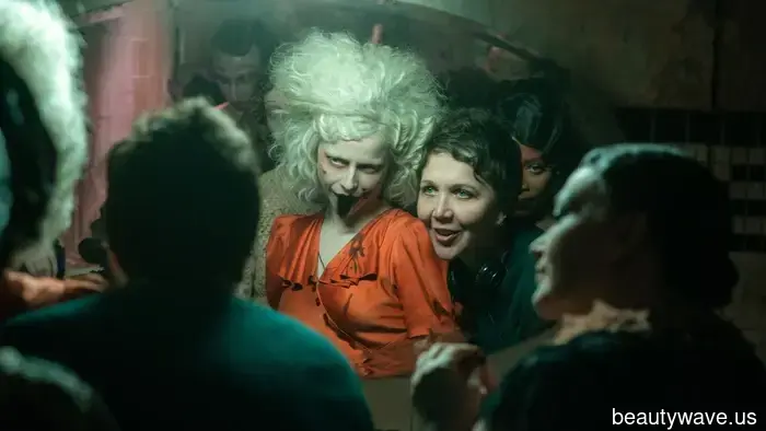 Feral, Campy e Pieno di Riferimenti: il Trucco On-Screen di Jessie Buckley Analizza &lsquo;The…