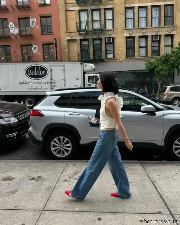 5 Einfache Jeans-und-ein-schönes-Oberteil-Outfits, die Modeleute gerade ständig tragen