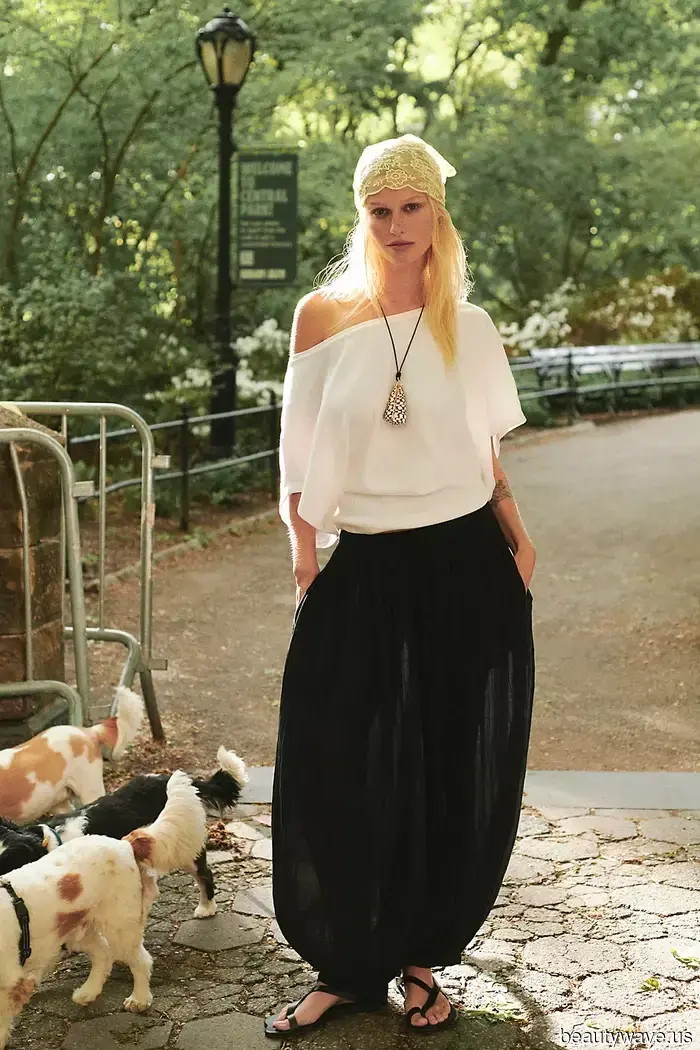 Forget the jeans—ballet flats are most stylish when paired with this season's trendy trousers.