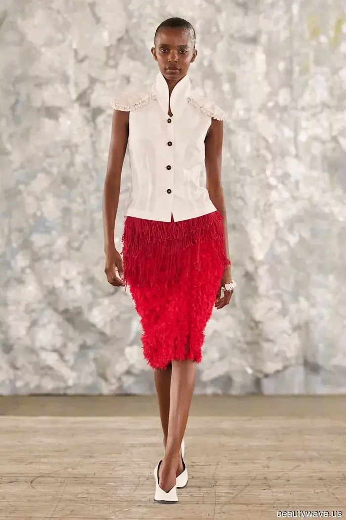 Elegante Kommoden ersetzen ihre schwarzen Röcke durch diese reichhaltige Farbalternative.