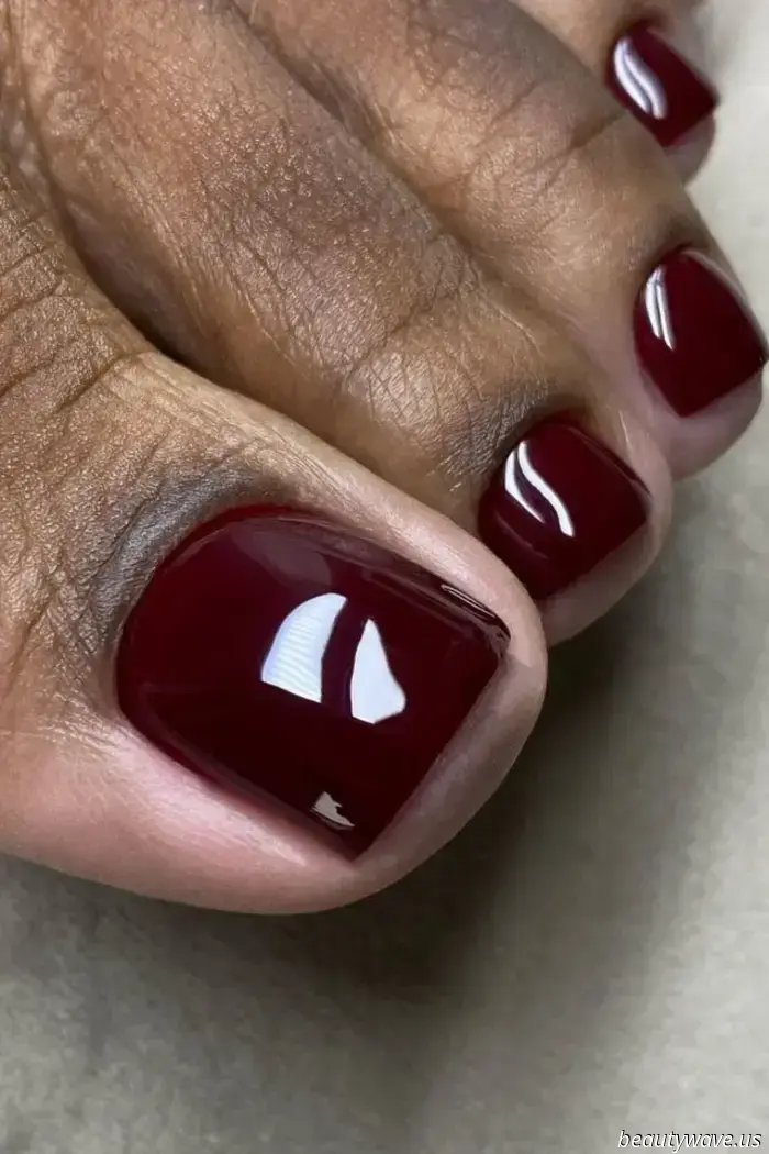 Le tendenze della pedicure vanno e vengono, ma questo colore classico regnerà sempre sovrano
