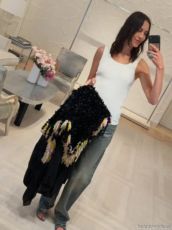 Not Leather, Not Suede—This Heels Trend Truly Looks Most Stylish with Jeans.