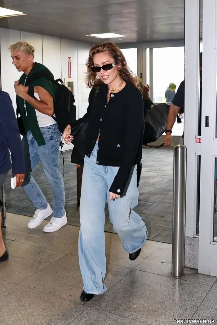 Dua Lipa and Miley Cyrus swapped their dark-wash denim for this nostalgic '90s style.