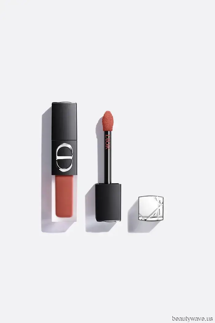 Nublado, Construible y Dolorosamente Chic&mdash;Los Nuevos Lip Blurs de Dior Son la Definición del Maquillaje Suave de Otoño