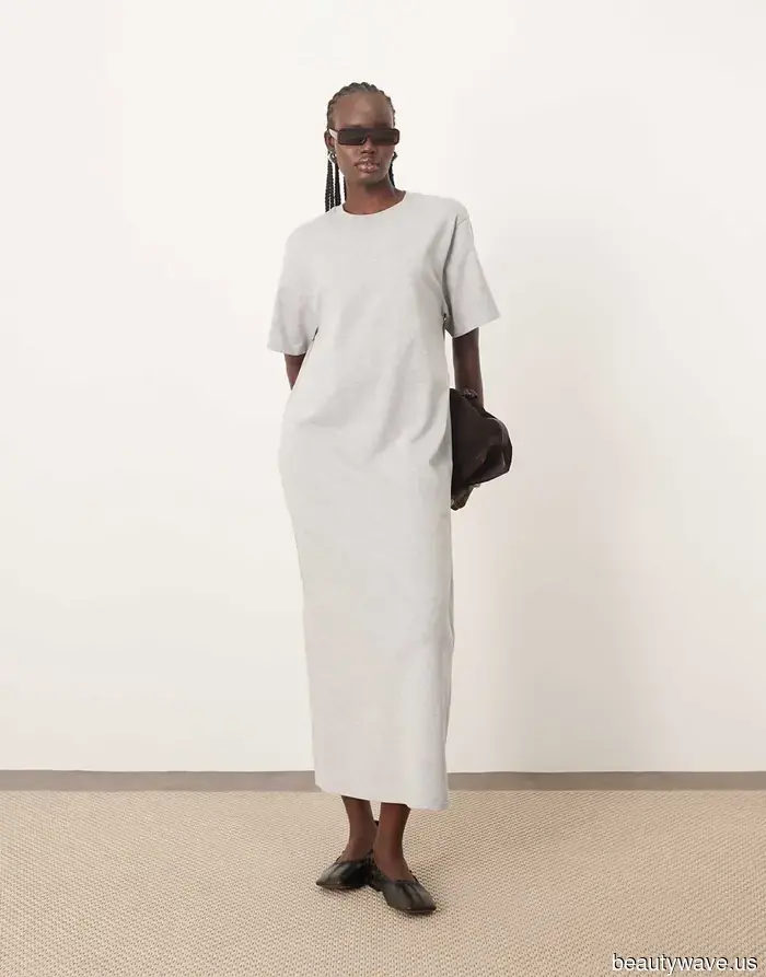 When I want my simple T-shirt dress to appear elegant, these are the shoes and bag I pair with it.