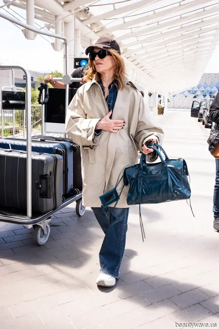 Per i viaggi in aeroporto, le donne francesi sanno che questa combinazione di jeans e scarpe da ginnastica è l'abbinamento perfetto.