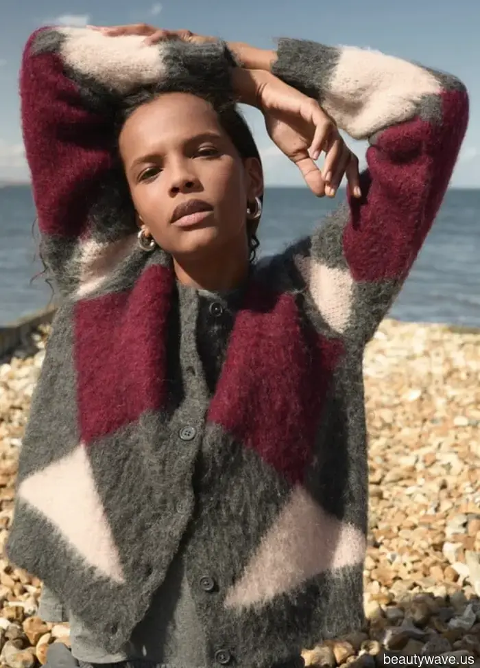 De repente, todos con buen gusto están combinando estas 7 tendencias de punto con jeans, faldas y leggings.