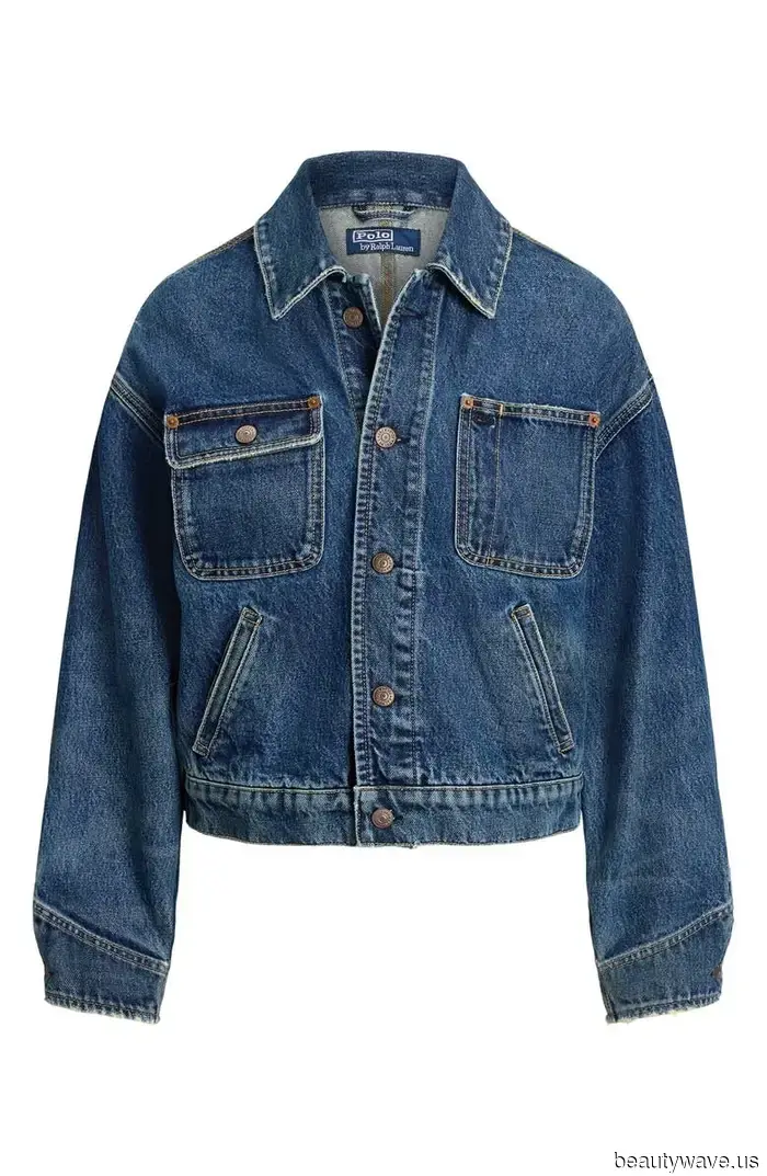 Lindsay Lohan weiß, dass dies immer der coolste Weg sein wird, eine millennial-codierte Jeansjacke zu tragen.