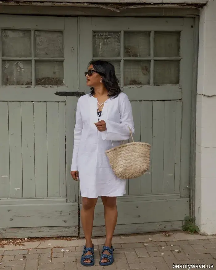 If you’re purchasing a woven bag this summer, opt for this sophisticated, classic design.