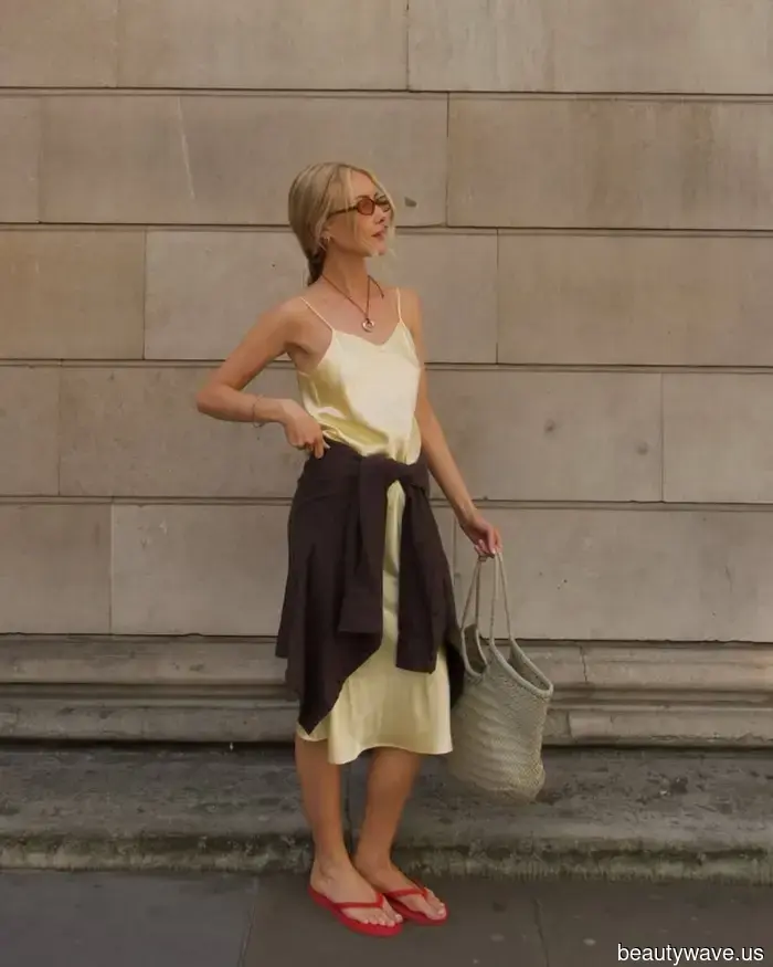 Black flip-flops are always stylish, but these 7 outfits demonstrate that this color is much more fashionable.