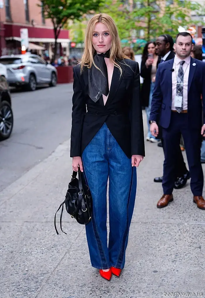 Colour-Blocking, Scarpe da Corte e 'Nuovo' Chanel&mdash;Come il Tour Stampa è Diventato il Nuovo Red Carpet