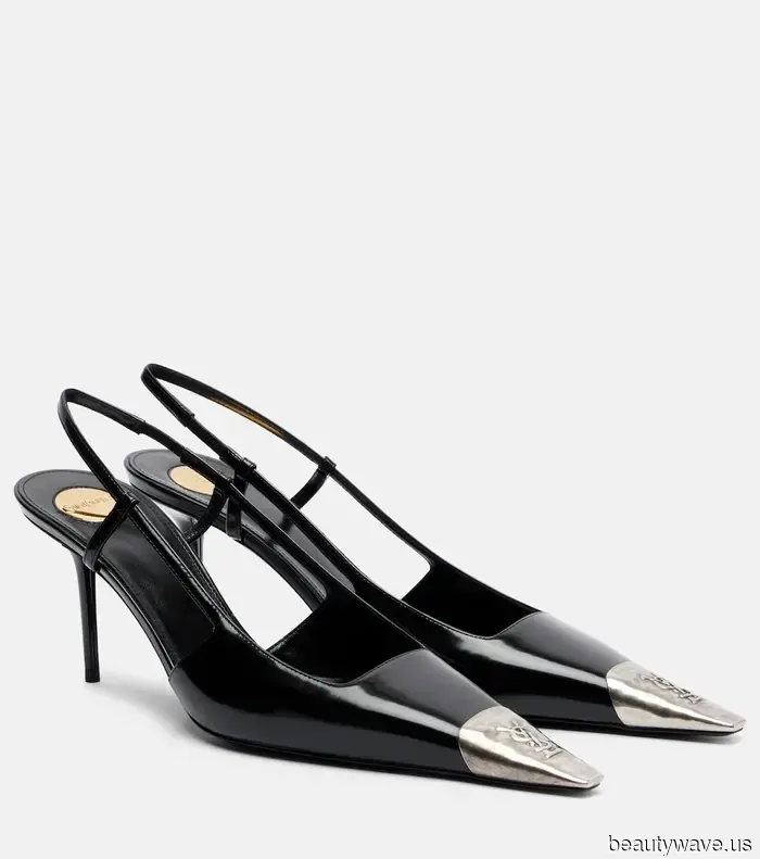 Throughout Paris Fashion Week, everyone was pairing leggings with this shoe trend, and I'm making a note of it.