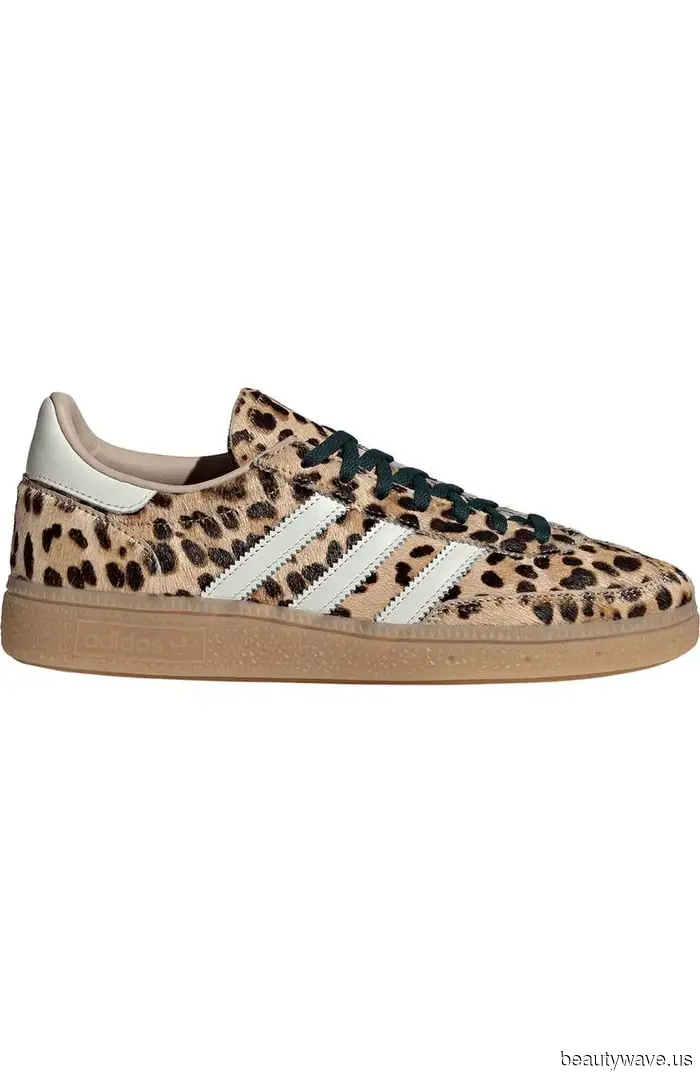 Estoy usando zapatillas, sandalias y zapatos planos hasta nuevo aviso—me gustan estos 28 de Nordstrom.