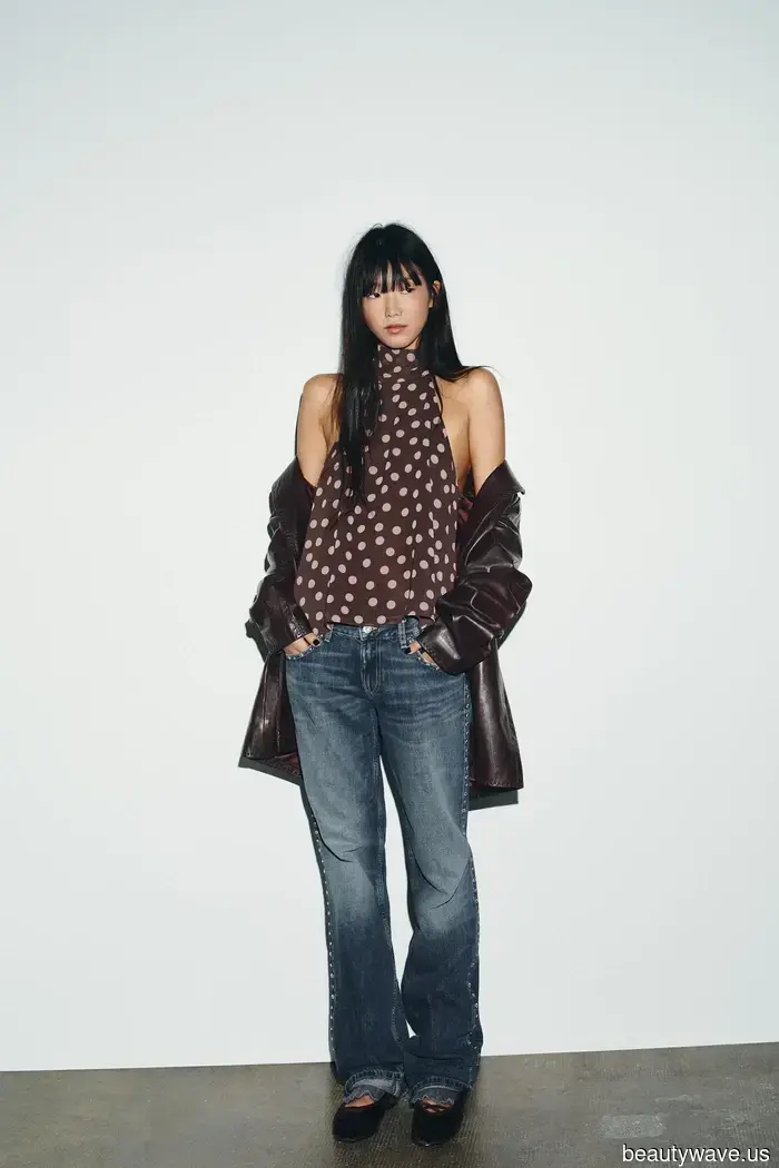 Throughout Paris Fashion Week, everyone was pairing leggings with this shoe trend, and I'm making a note of it.