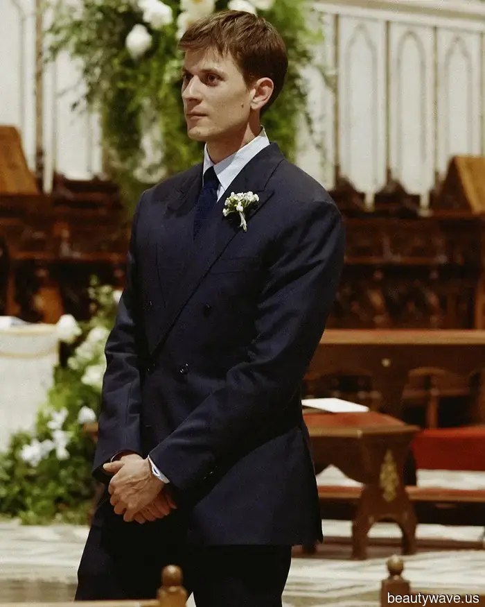 Questa sposa stilista ha indossato un abito da sposa ispirato al vestito di Audrey Hepburn in My Fair Lady.