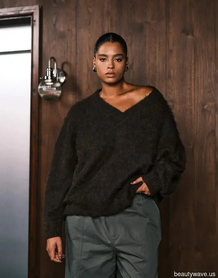 En mi opinión, tu guardarropa cápsula de invierno no está completo sin un suéter de cuello en V&mdash;Aquí tienes 17 de los mejores.