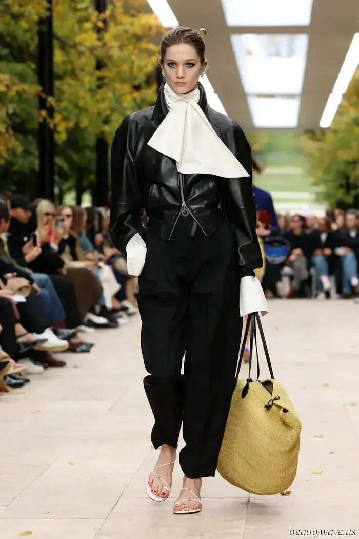 Foulard di raso, colori primari e sartoria morbida — Michael Rider continua a imprimere il suo marchio sul preppy-borghese…