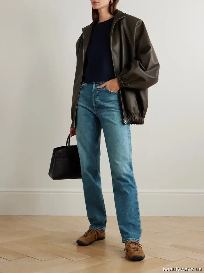 No Croc&mdash;Las personas de moda en sus 30 y 60 años están usando esta elegante tendencia de zapatos con jeans
