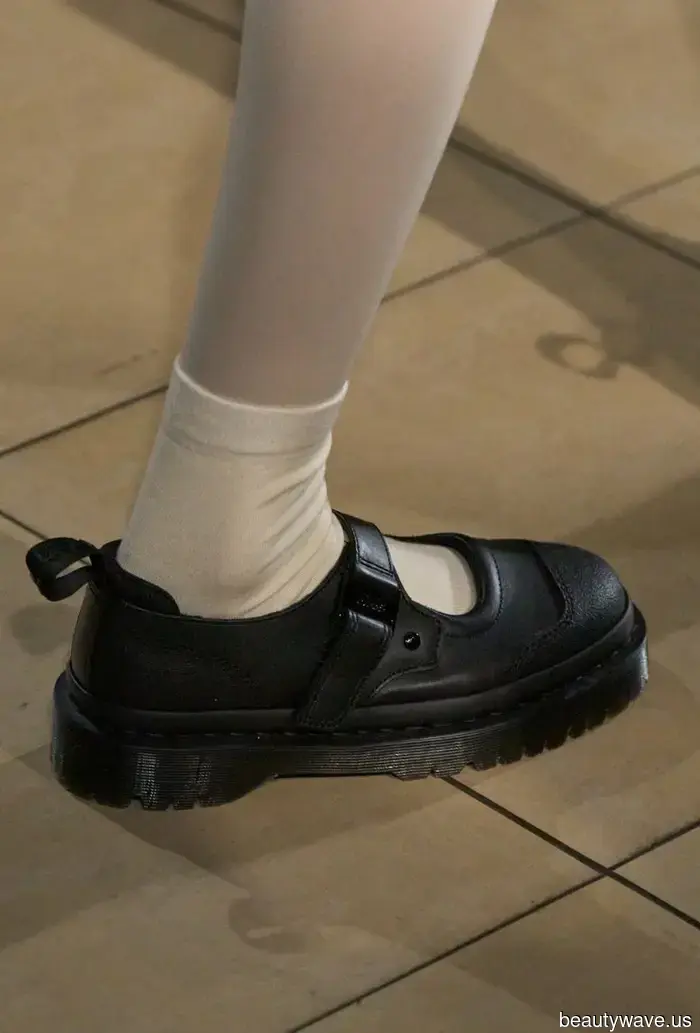 Entschuldigung an meine Absätze, aber ich werde diese 5 Winter-Flachschuh-Trends von jetzt bis zum Frühling 2026 tragen.