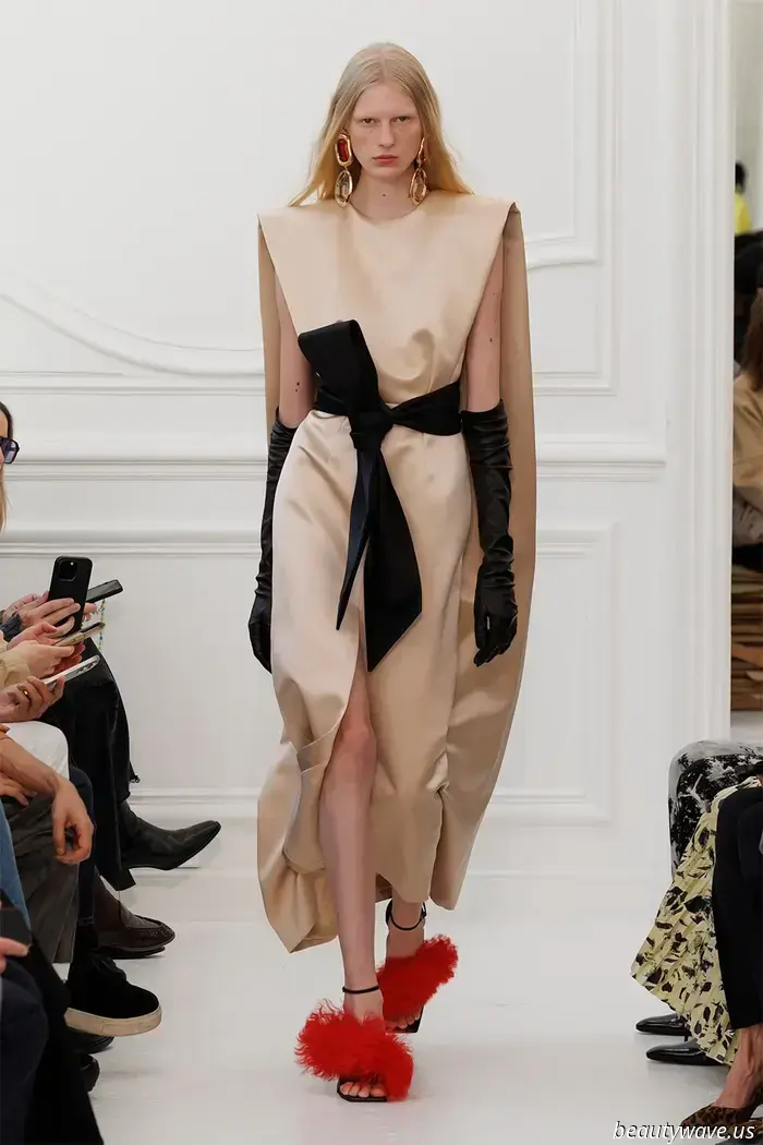 Von Slip-Röcken bis hin zu Kätzchen-Heels ist das Satin-Stück ein Must-Have für 2025