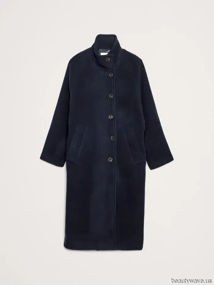 Es ist offiziell: Das ist der beste Farbtrend 2026, den man mit Marineblau tragen kann.