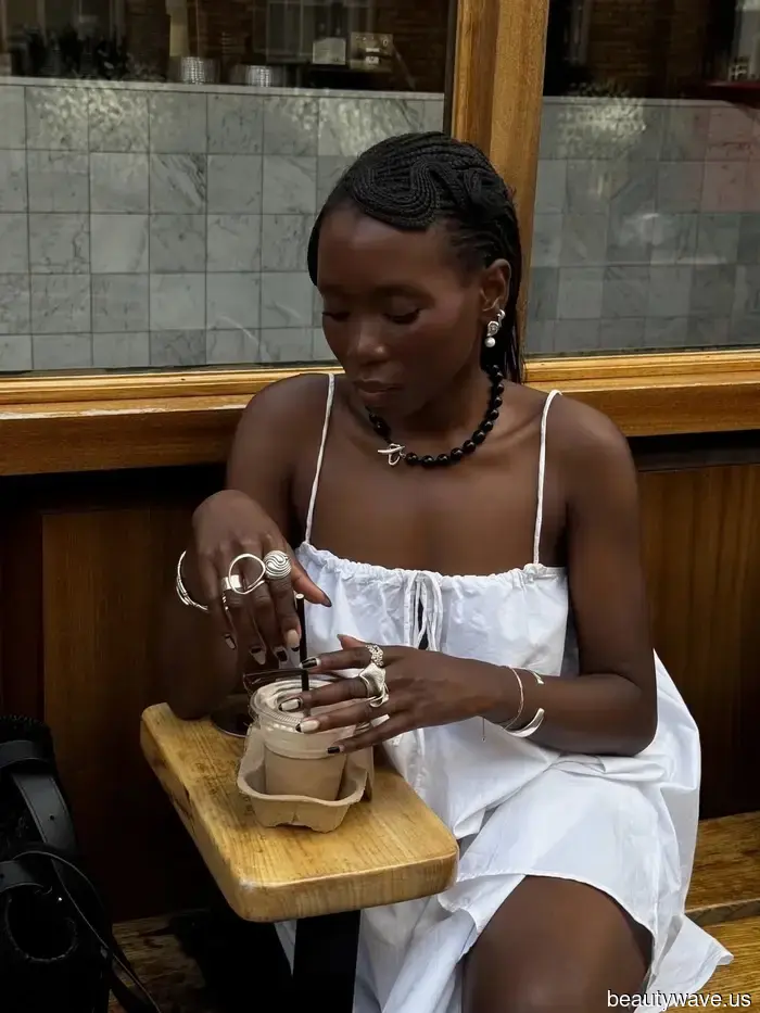 De repente, las vestidoras elegantes están usando estas 7 tendencias de joyería para hacer que sus atuendos de verano se sientan nuevos.