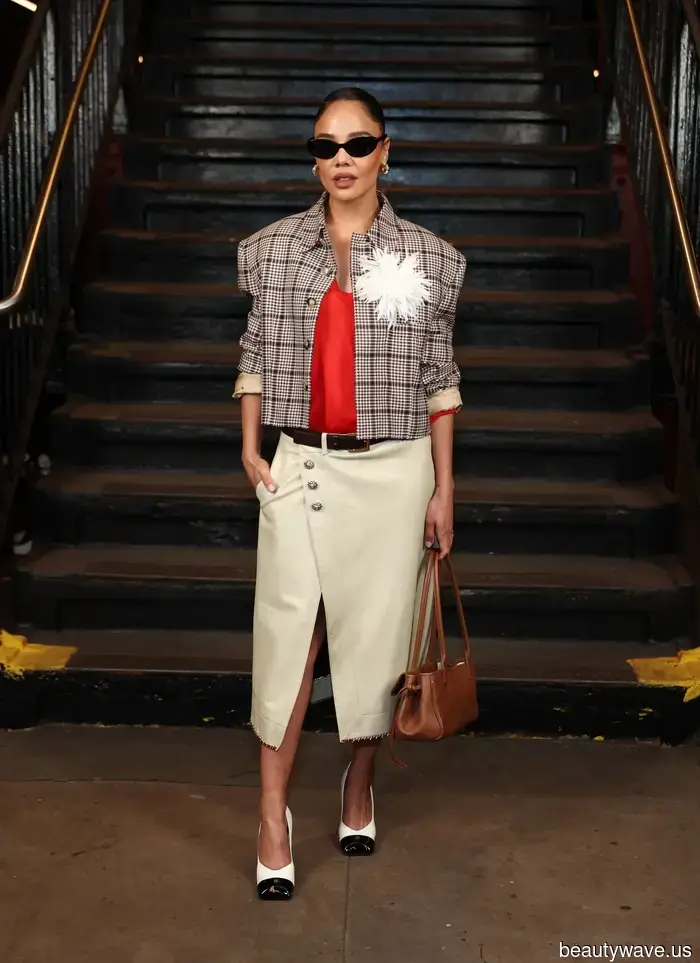 Девушки из Нью-Йорка согласны — это самый крутой тренд каблуков, который можно сочетать с юбками прямо сейчас