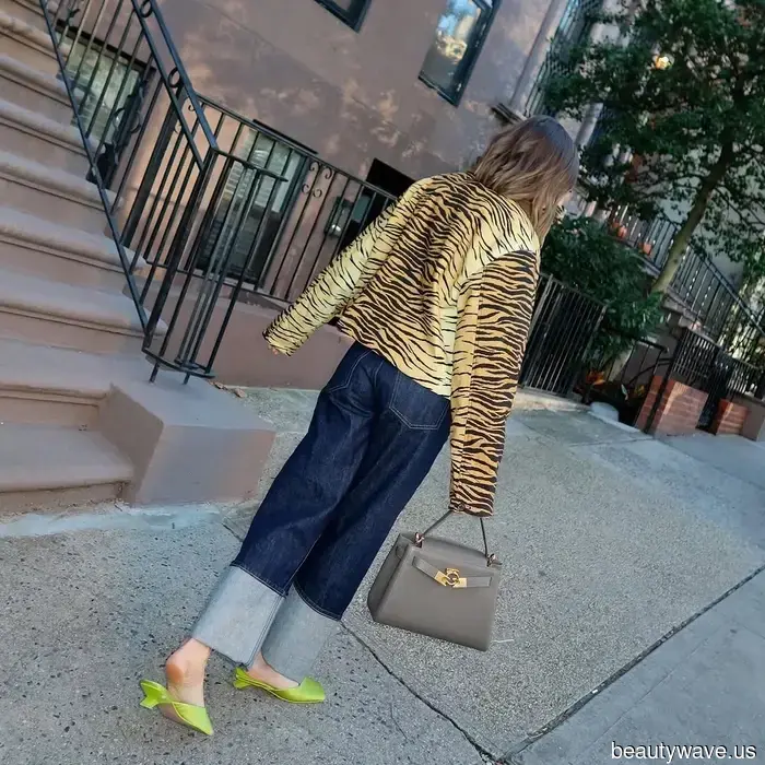 Wenn Sie Jeans zu einer Feiertagsveranstaltung tragen möchten, tragen Sie sie so, so und so.