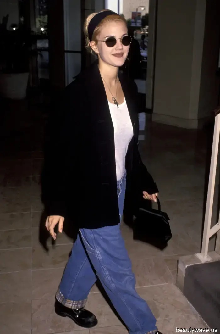 Apologies, but celebrities from the '90s excelled at autumn fashion—here are 7 outfits featuring jeans that demonstrate it.