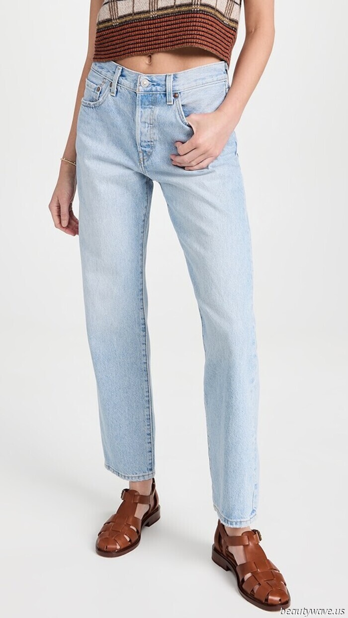 Black jeans are currently taking a break—this is the denim color trend that stylish girls are pairing with heels.