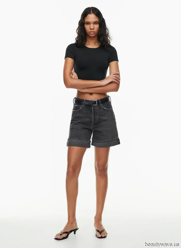 Aritzia is hosting a discreet sale, featuring jeans from the popular denim brand that cool girls adore.