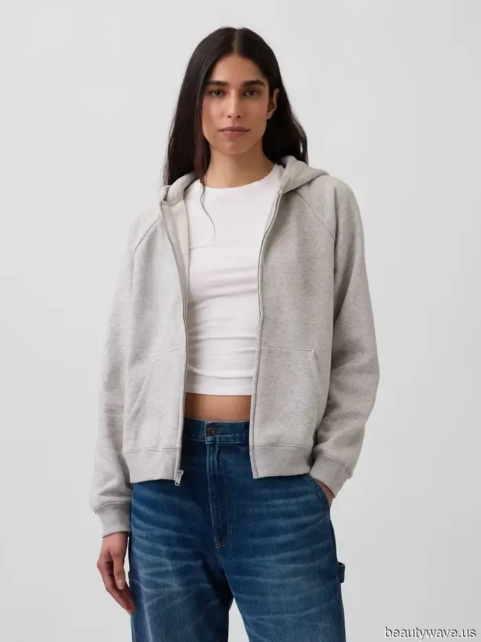Non è un maglione&mdash;Il basic preferito di Hailey Bieber per il pre-autunno rende i leggings i più cool.