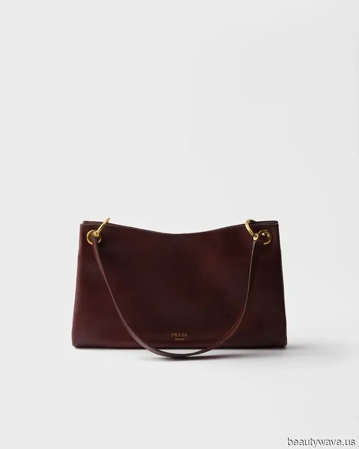 Забудьте о белых футболках&mdash;джинсы и балетки выглядят стильно с этим красивым топом-трендом