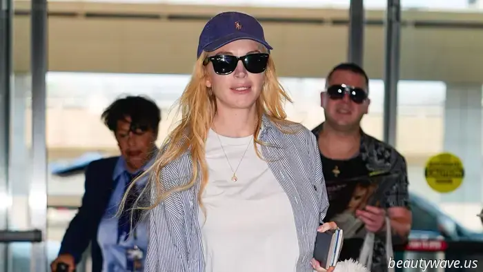 Wearing leggings at the airport is logical—especially in this stylish color, they appear much more sophisticated.