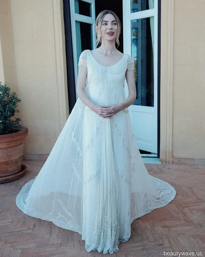 Questa sposa stilista ha indossato un abito da sposa ispirato al vestito di Audrey Hepburn in My Fair Lady.