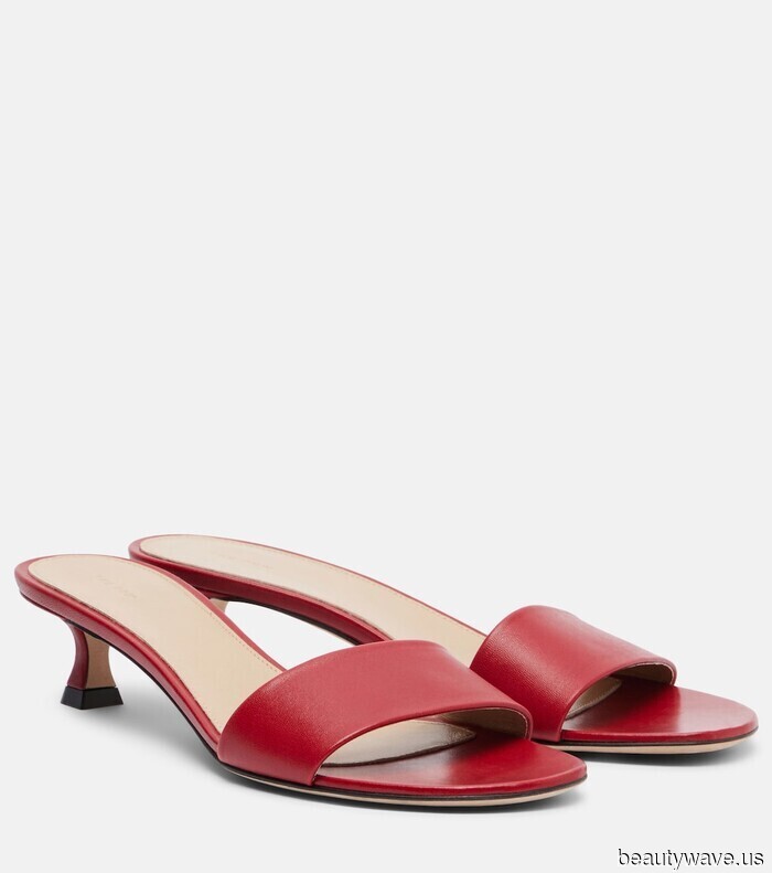 This is the denim color trend that everyone is pairing with high heels (and no, it’s not black).