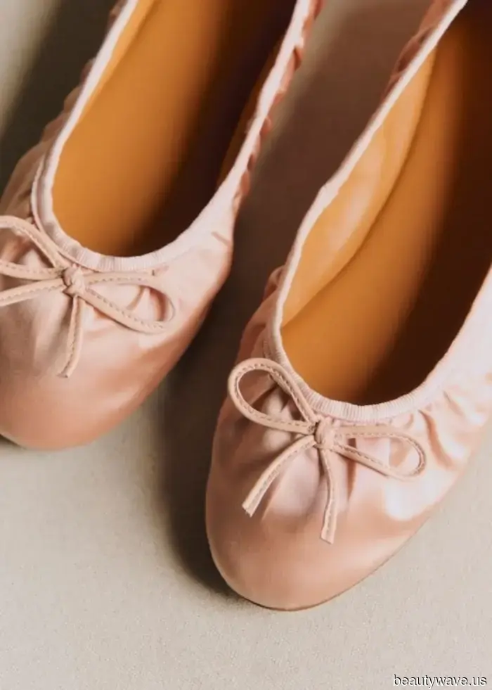 From Paris to New York, here are 9 stylish ballet flat trends that fashion-forward girls are continuously sporting.