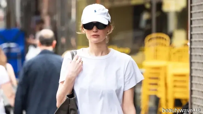 Ogni ragazza di moda millenaria a NYC indossa questo esatto outfit con t-shirt ogni settimana.