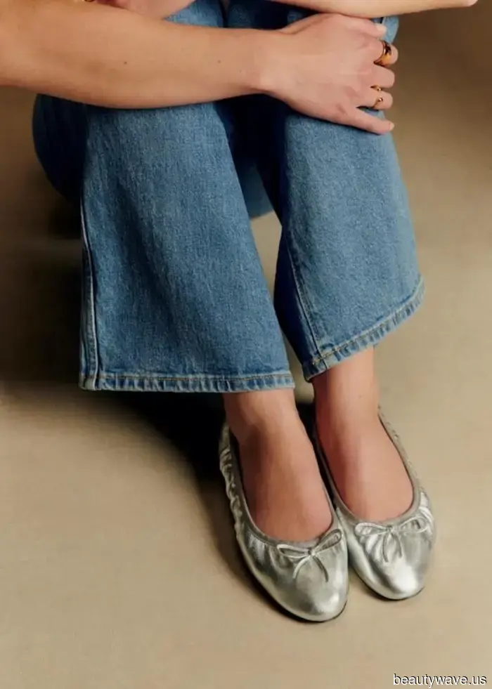 Certainly, while all shoes pair well with black jeans, these five colors stand out as the most visually appealing.