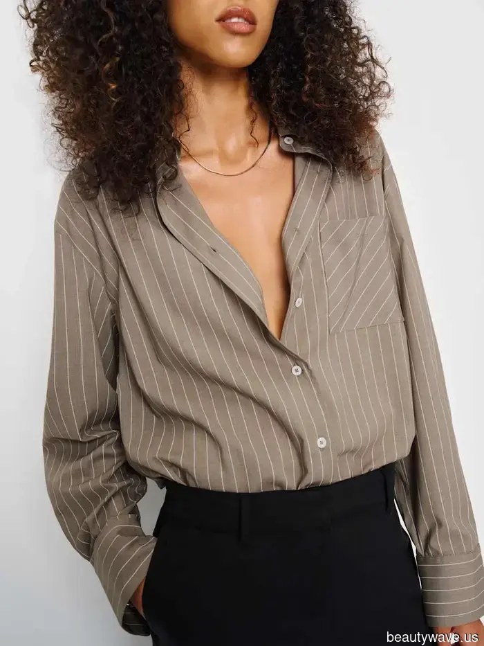 Lucir elegante en el aeropuerto en 2025 significa llevar esta tendencia de camisas y esta tendencia de zapatos con jeans.