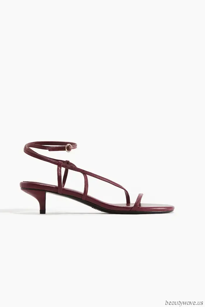 Los tacones negros están bien, pero en Francia, todos saben que este color de zapato se ve mejor con vestidos blancos.
