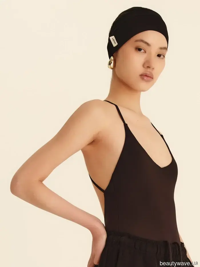 Apologies, but celebrities from the '90s excelled at autumn fashion—here are 7 outfits featuring jeans that demonstrate it.