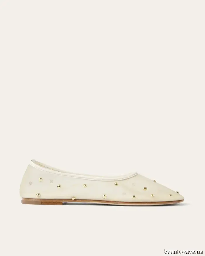 8 Ensembles That Demonstrate This Controversial Flat-Shoe Trend Remains Popular and Is More Stylish Than Ever