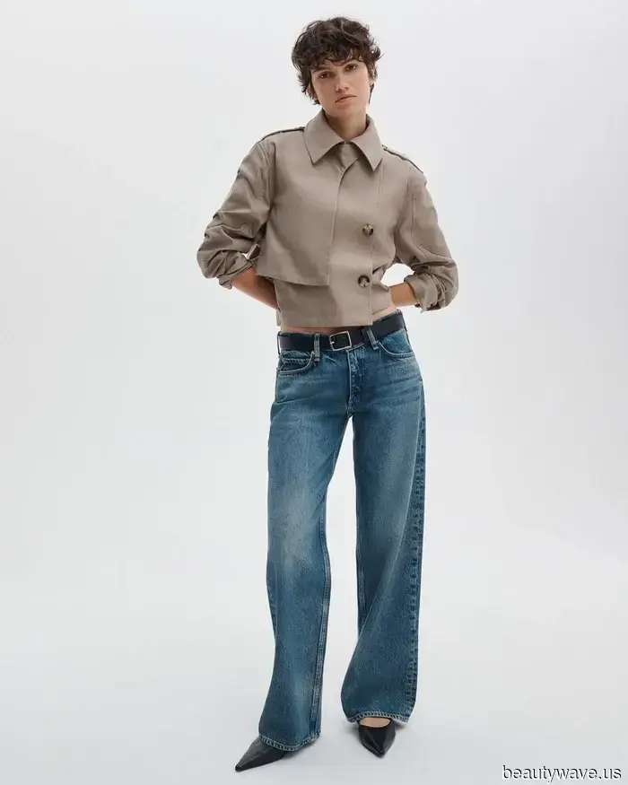 Promis in ihren 30ern stylen weite Low-Rise-Jeans mit diesem einen Sandalenfarbtrend.