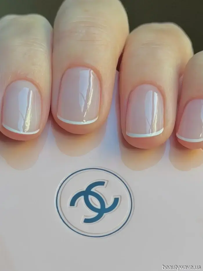 Модные люди сейчас носят французский маникюр&mdash;11 стильных дизайнов, которые мы возьмем в салон