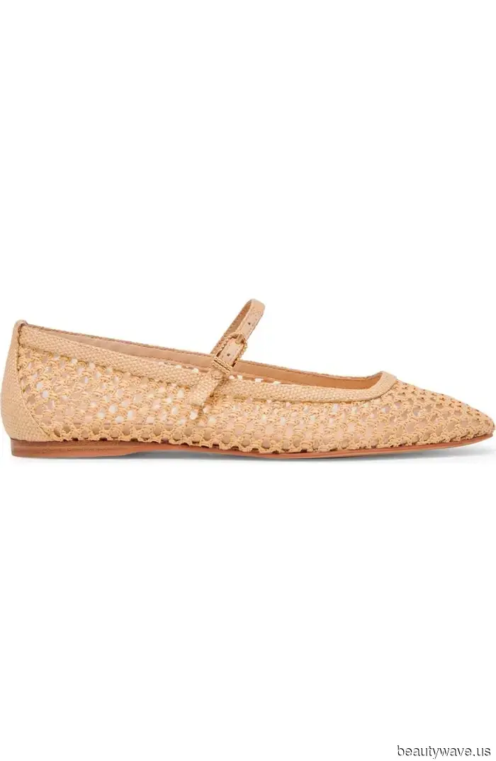 Estoy usando zapatillas, sandalias y zapatos planos hasta nuevo aviso—me gustan estos 28 de Nordstrom.