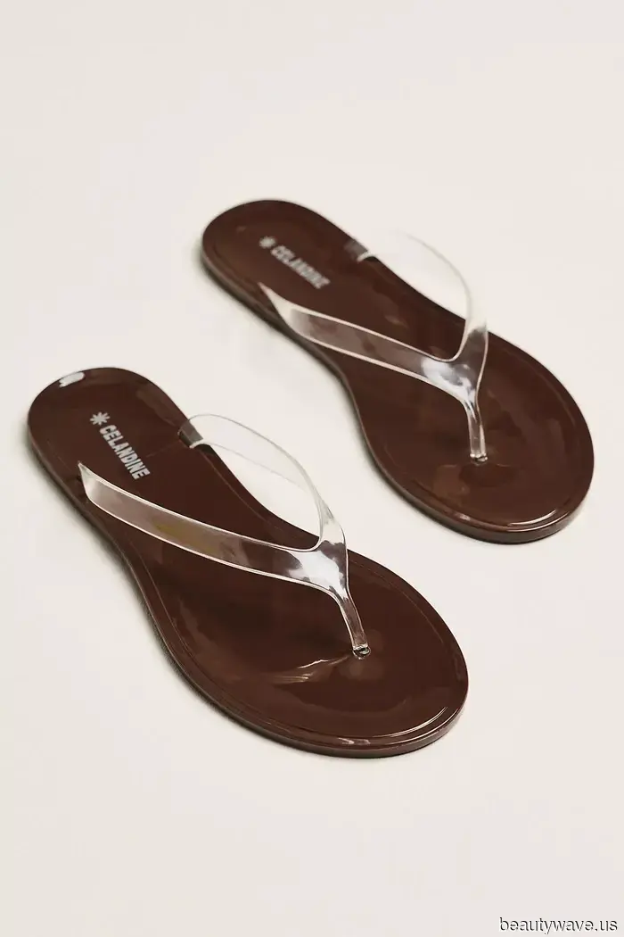 Jelly sandals have made a comeback—regardless of whether you’re 20 or 40, this is a chic way to wear them.