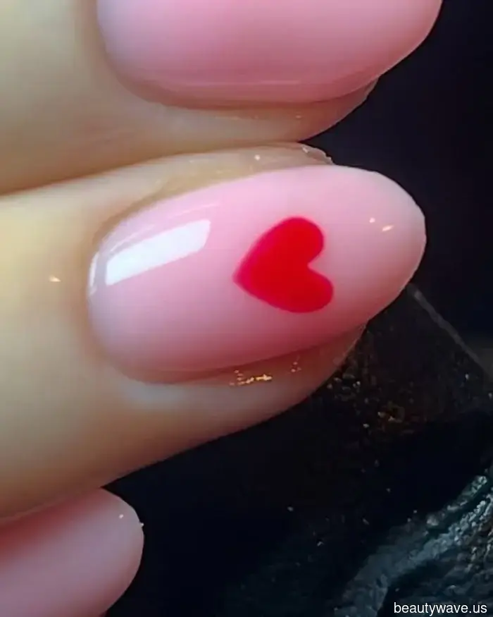 Доказано трендсеттерами: 12 дизайнов ногтей в виде сердца, которые всегда выглядят стильно