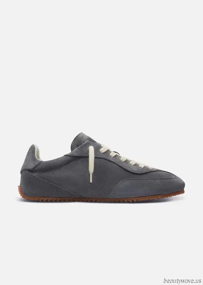 Der nicht-weiße Sneaker-Farbtrend, den Models gerade mit Leggings und Jeans tragen.